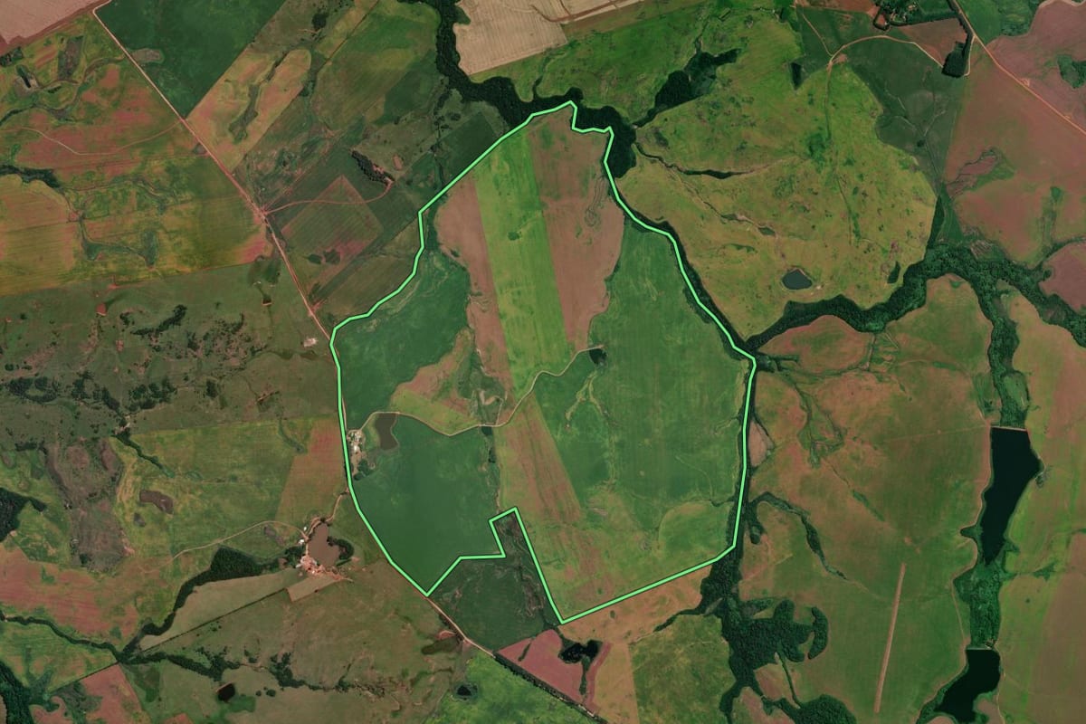 Imagem de satélite do imóvel rural em Jóia (RS), com o contorno declarado no CAR desenhado por cima.