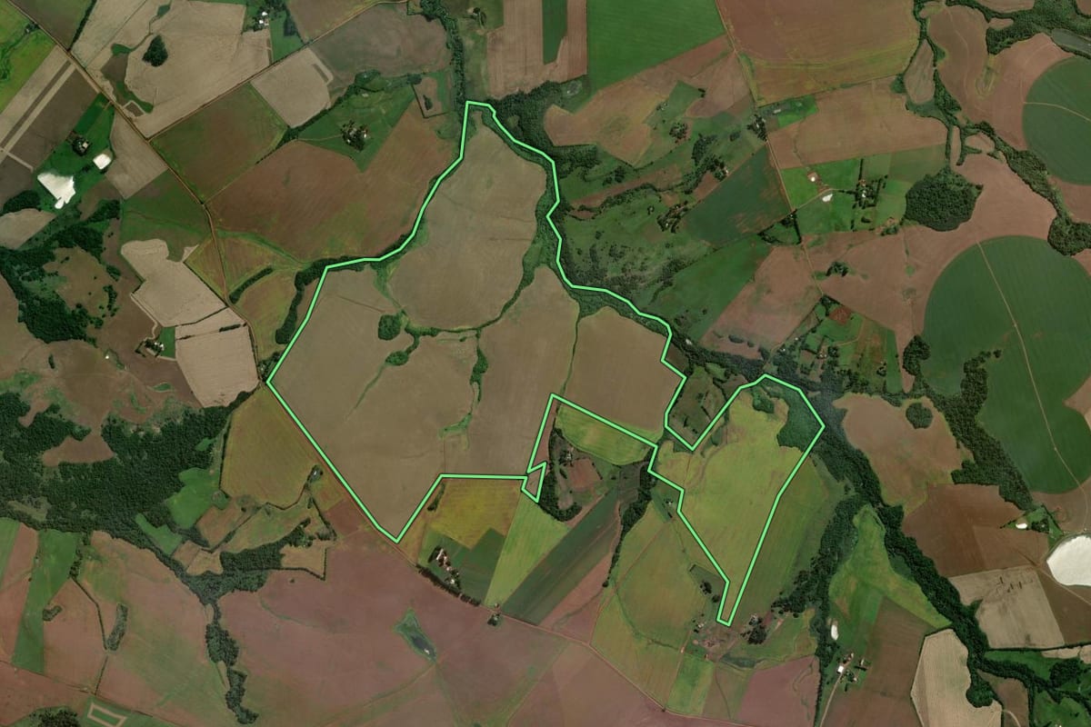 Imagem de satélite do imóvel rural em Jóia (RS), com o contorno declarado no CAR desenhado por cima.
