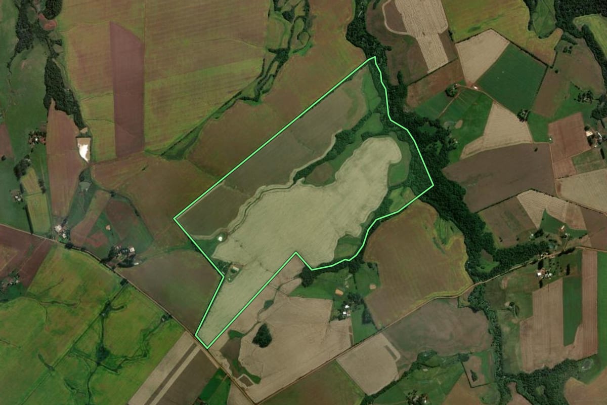 Imagem de satélite do imóvel rural em Jóia (RS), com o contorno declarado no CAR desenhado por cima.