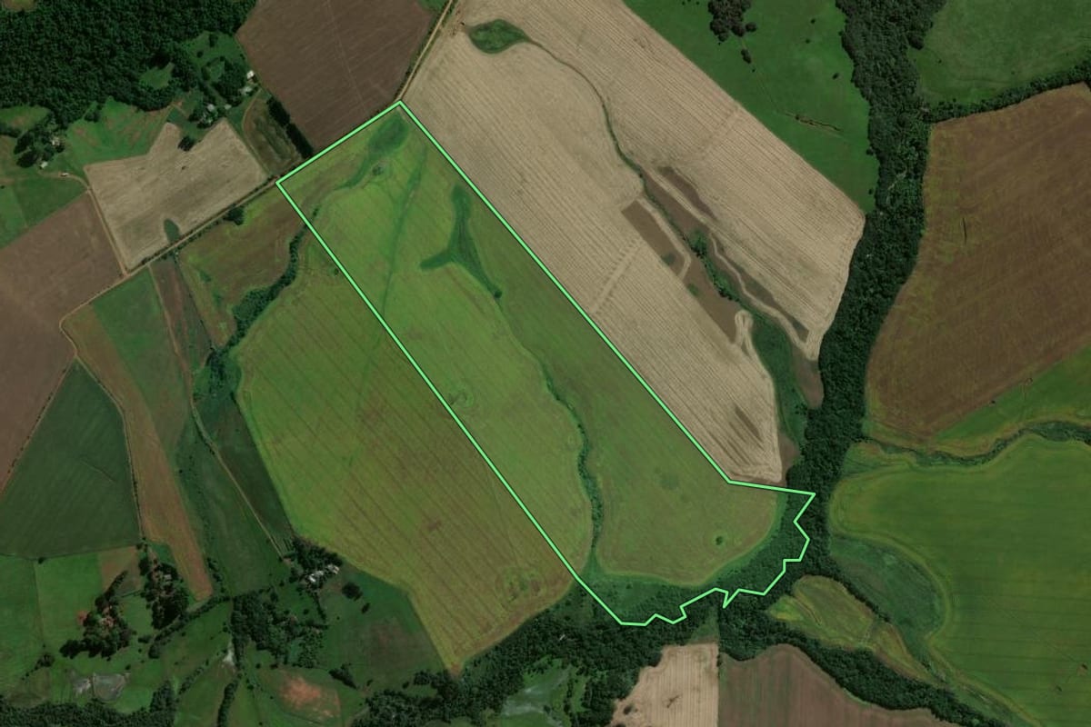 Imagem de satélite do imóvel rural em Jóia (RS), com o contorno declarado no CAR desenhado por cima.