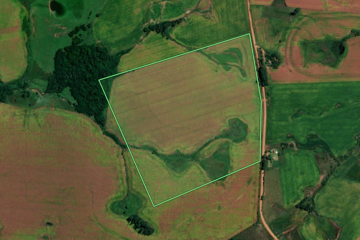 Imagem de satélite do imóvel rural em Jóia (RS), com o contorno declarado no CAR desenhado por cima.