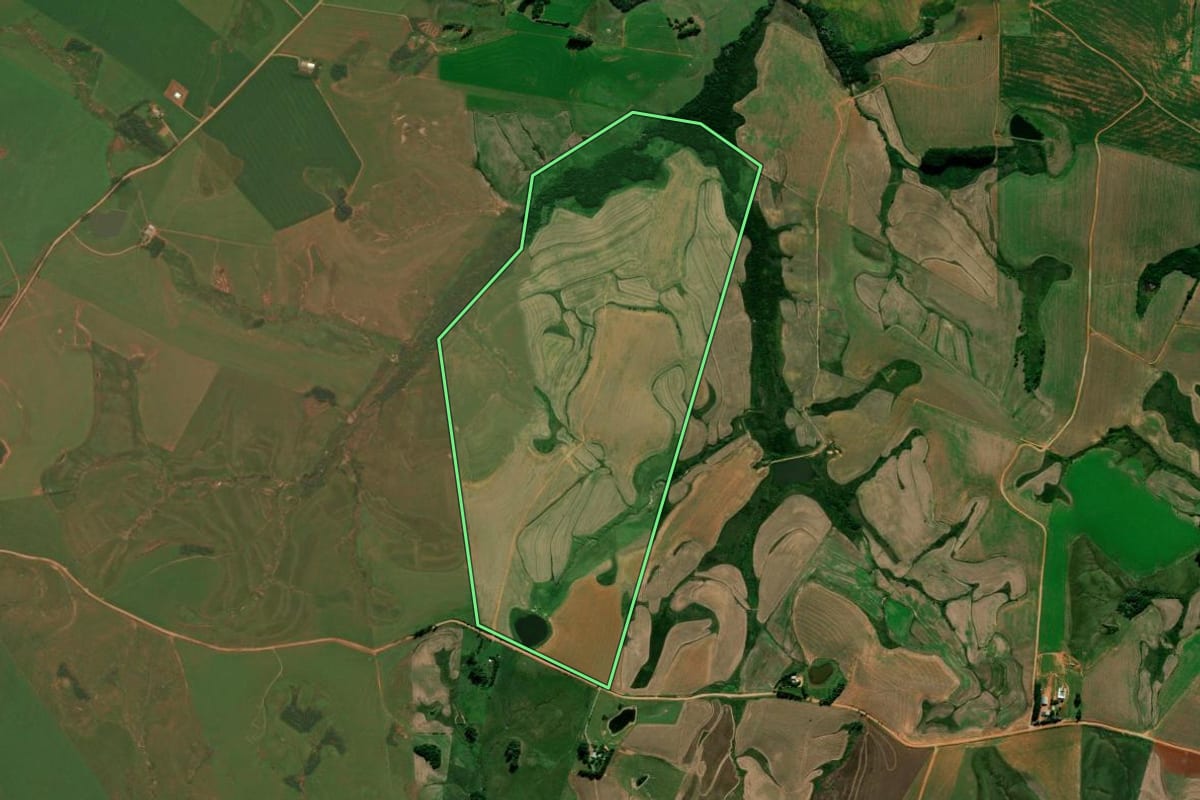 Imagem de satélite do imóvel rural em Júlio de Castilhos (RS), com o contorno declarado no CAR desenhado por cima.