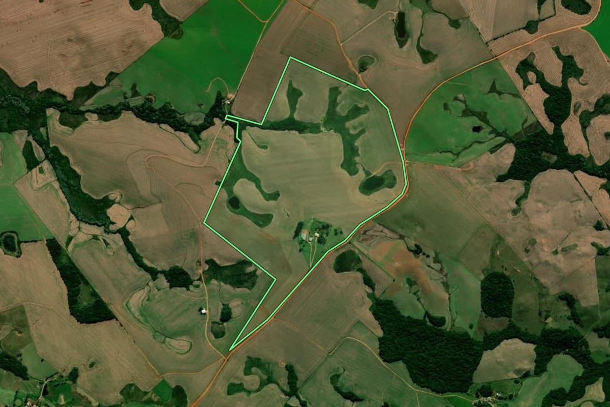 Imagem de satélite do imóvel rural em Júlio de Castilhos (RS), com o contorno declarado no CAR desenhado por cima.
