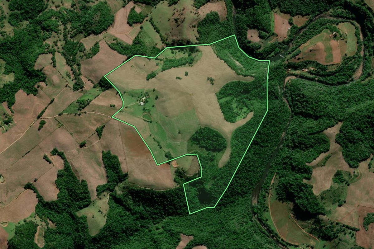 Imagem de satélite do imóvel rural em Júlio de Castilhos (RS), com o contorno declarado no CAR desenhado por cima.