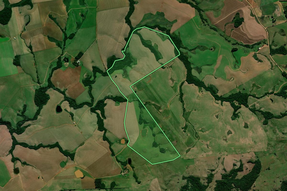 Imagem de satélite do imóvel rural em Júlio de Castilhos (RS), com o contorno declarado no CAR desenhado por cima.