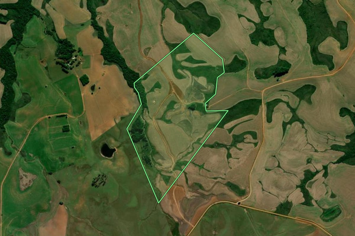 Imagem de satélite do imóvel rural em Júlio de Castilhos (RS), com o contorno declarado no CAR desenhado por cima.