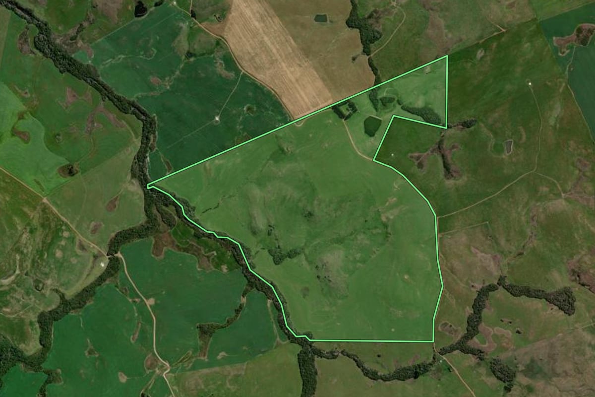 Imagem de satélite do imóvel rural em Júlio de Castilhos (RS), com o contorno declarado no CAR desenhado por cima.