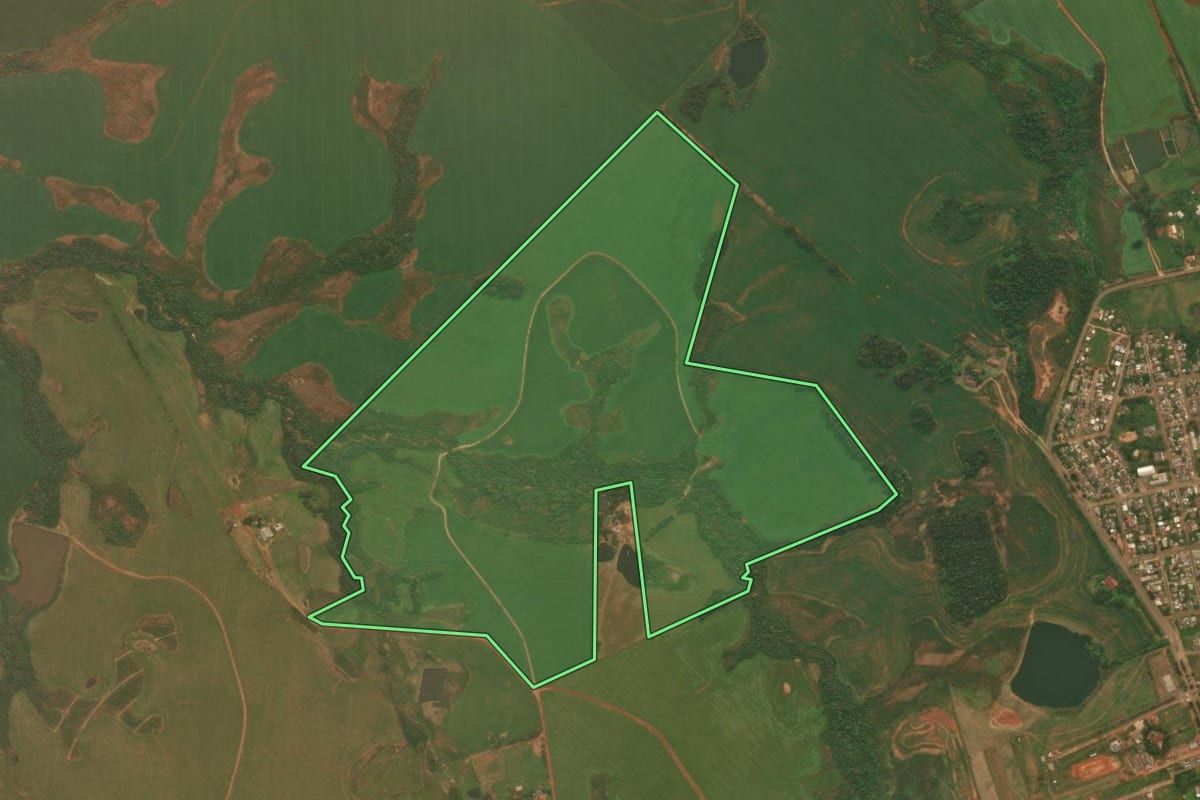 Imagem de satélite do imóvel rural em Júlio de Castilhos (RS), com o contorno declarado no CAR desenhado por cima.