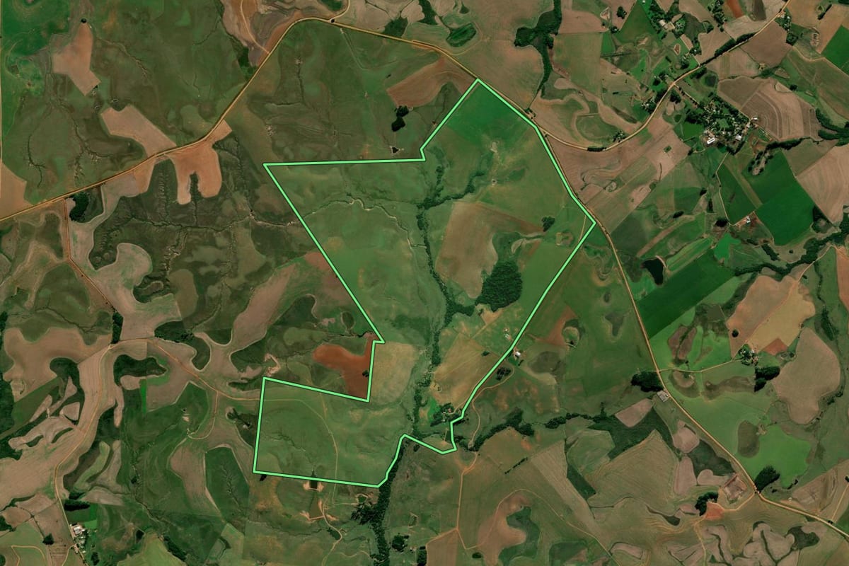 Imagem de satélite do imóvel rural em Júlio de Castilhos (RS), com o contorno declarado no CAR desenhado por cima.