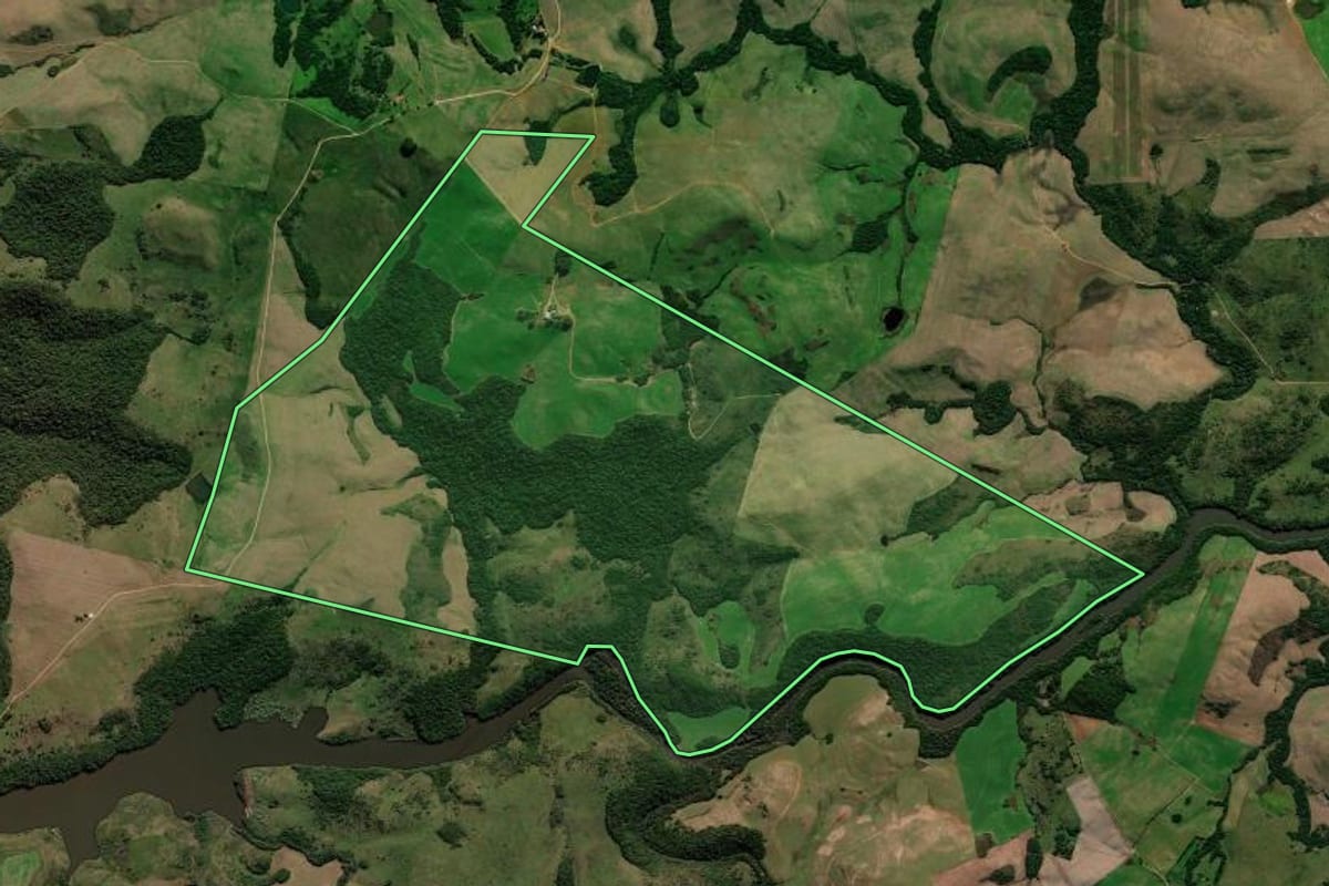 Imagem de satélite do imóvel rural em Júlio de Castilhos (RS), com o contorno declarado no CAR desenhado por cima.