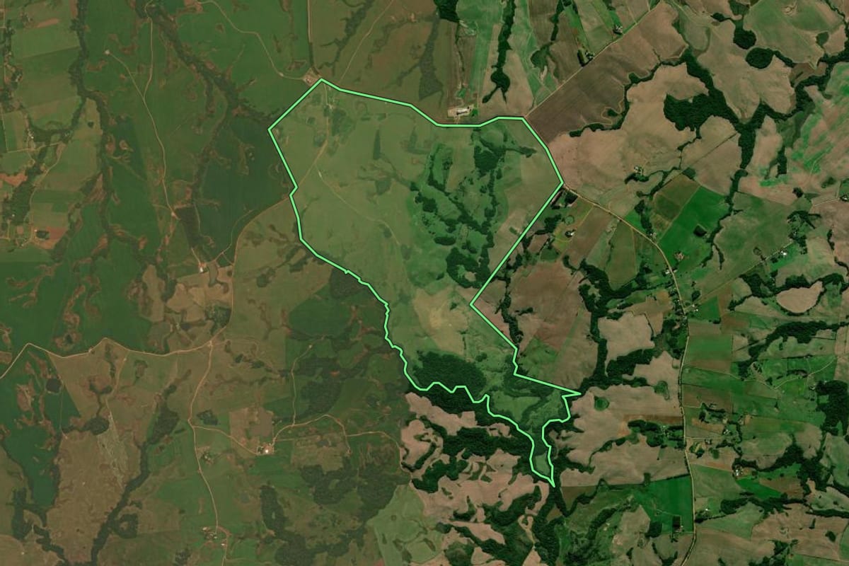 Imagem de satélite do imóvel rural em Júlio de Castilhos (RS), com o contorno declarado no CAR desenhado por cima.