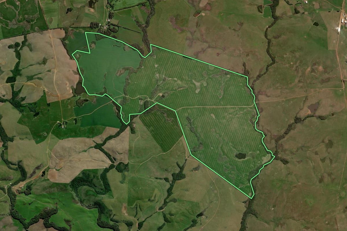 Imagem de satélite do imóvel rural em Júlio de Castilhos (RS), com o contorno declarado no CAR desenhado por cima.