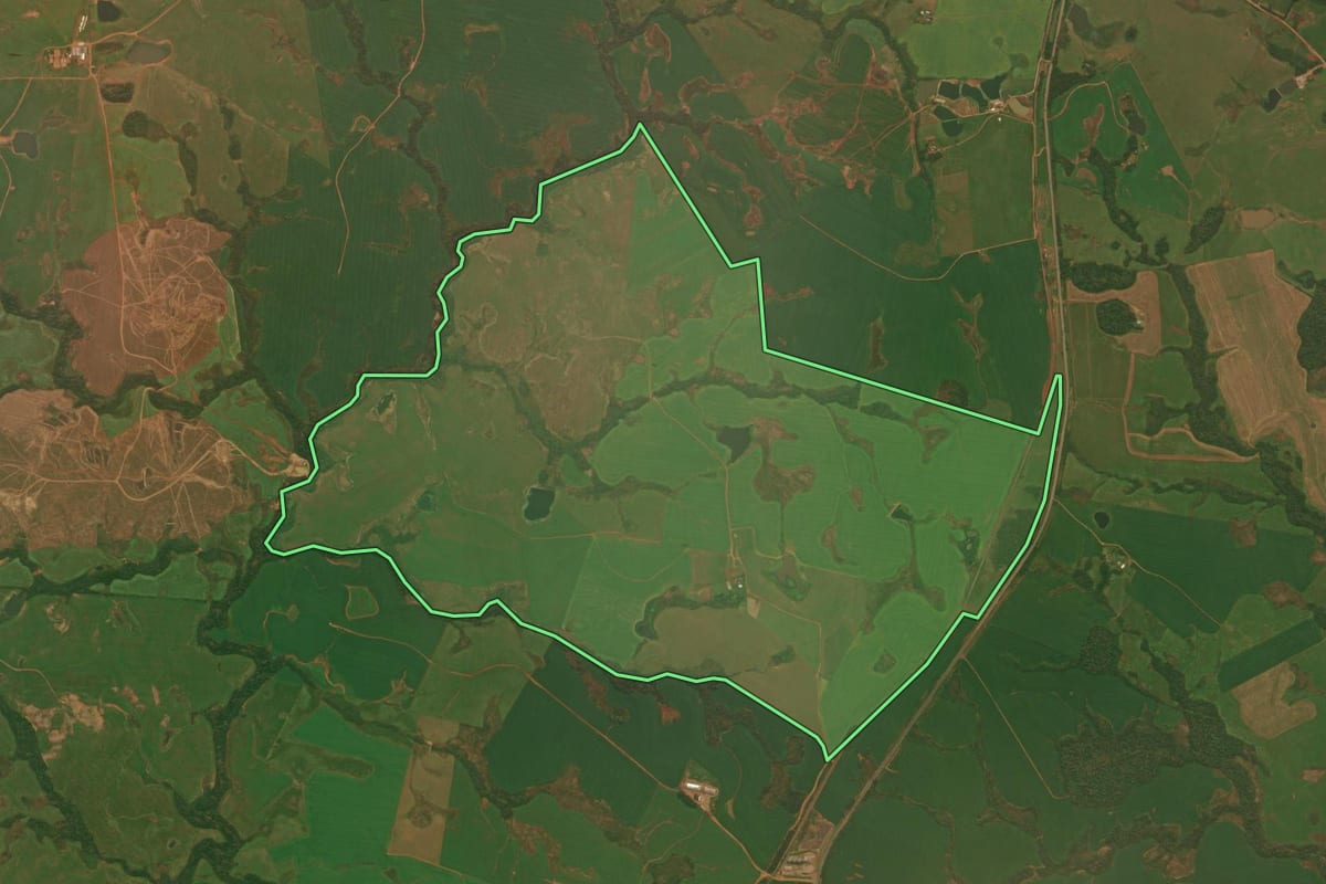 Imagem de satélite do imóvel rural em Júlio de Castilhos (RS), com o contorno declarado no CAR desenhado por cima.