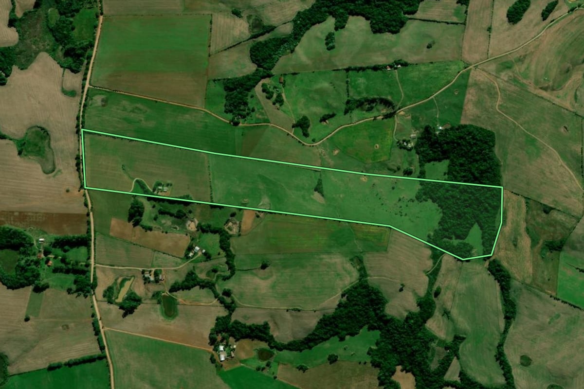 Imagem de satélite do imóvel rural em Júlio de Castilhos (RS), com o contorno declarado no CAR desenhado por cima.