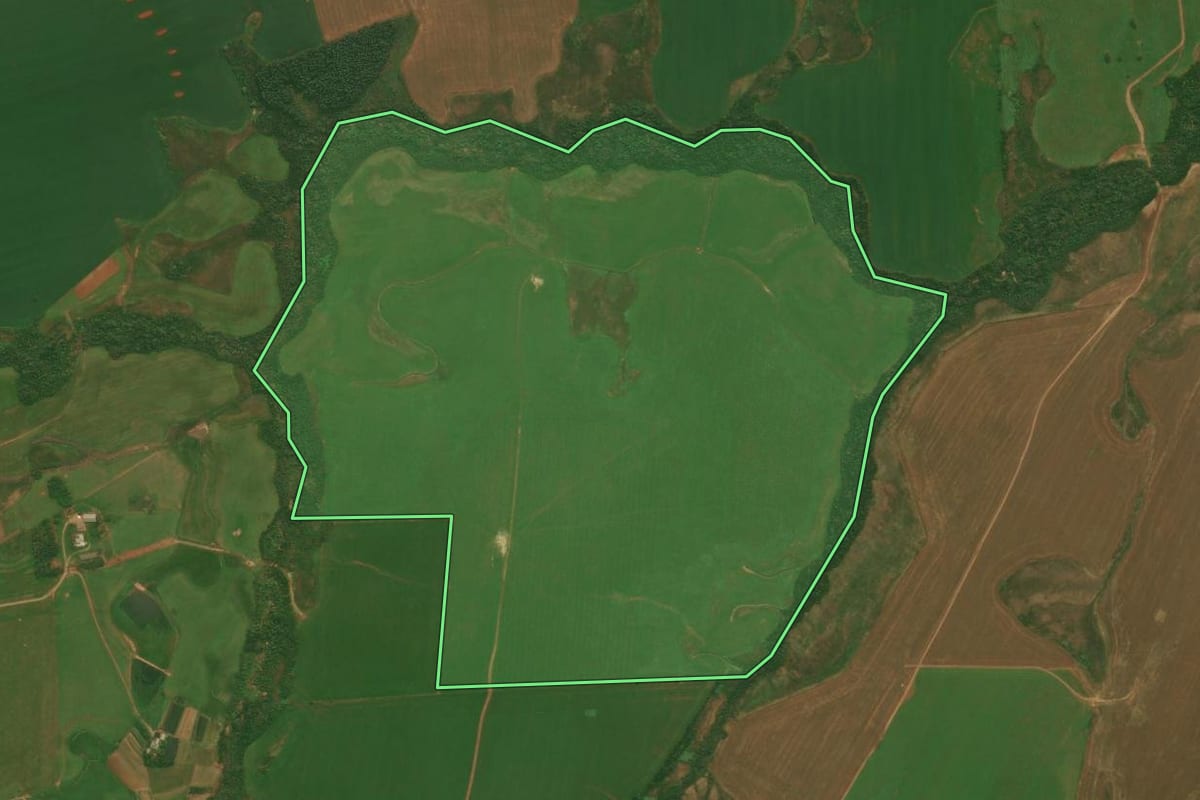 Imagem de satélite do imóvel rural em Júlio de Castilhos (RS), com o contorno declarado no CAR desenhado por cima.