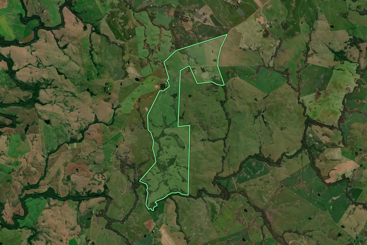 Imagem de satélite do imóvel rural em Júlio de Castilhos (RS), com o contorno declarado no CAR desenhado por cima.