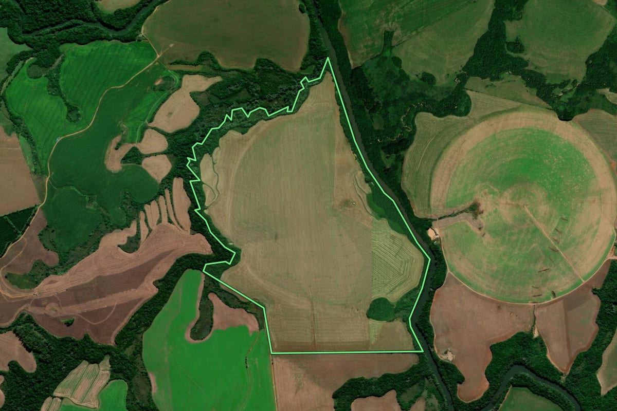 Imagem de satélite do imóvel rural em Júlio de Castilhos (RS), com o contorno declarado no CAR desenhado por cima.