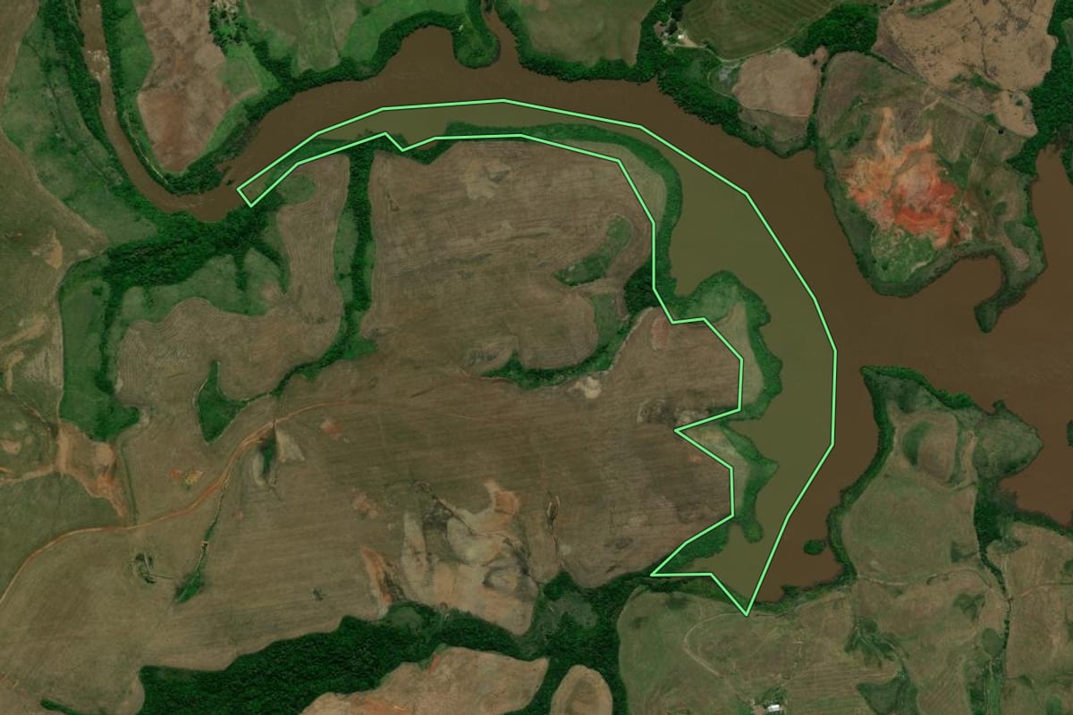 Imagem de satélite do imóvel rural em Júlio de Castilhos (RS), com o contorno declarado no CAR desenhado por cima.