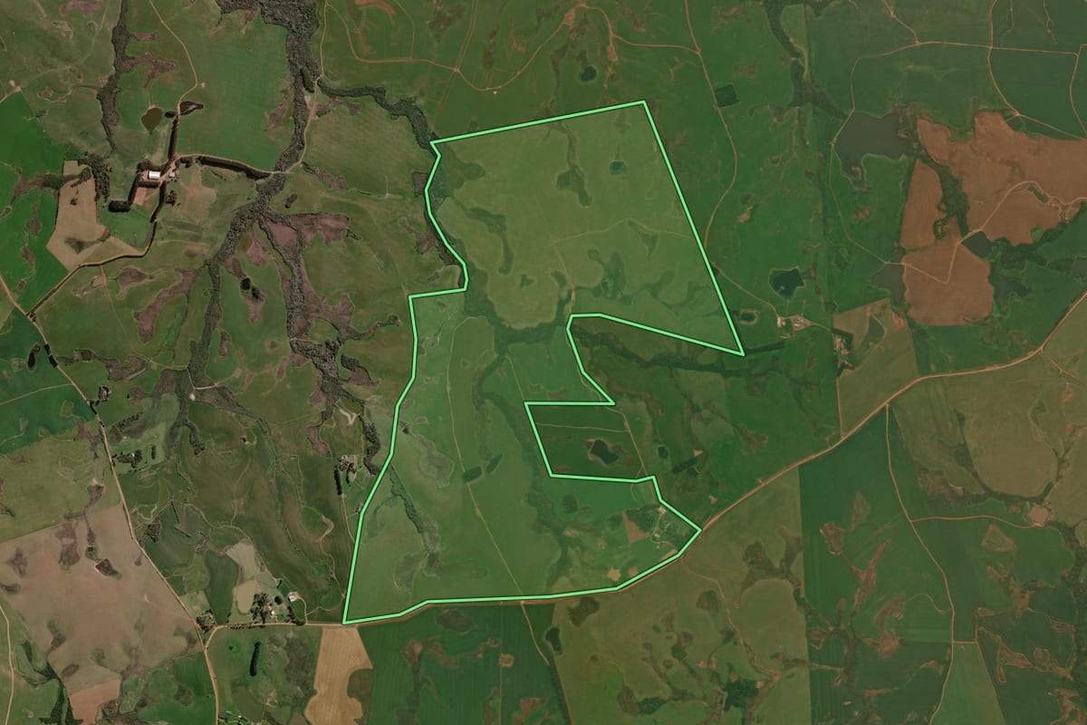Imagem de satélite do imóvel rural em Júlio de Castilhos (RS), com o contorno declarado no CAR desenhado por cima.