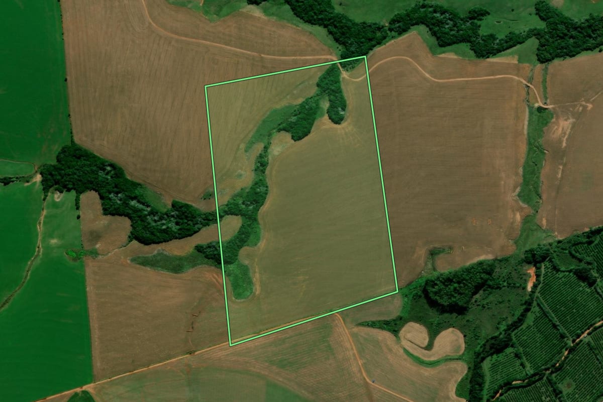 Imagem de satélite do imóvel rural em Júlio de Castilhos (RS), com o contorno declarado no CAR desenhado por cima.