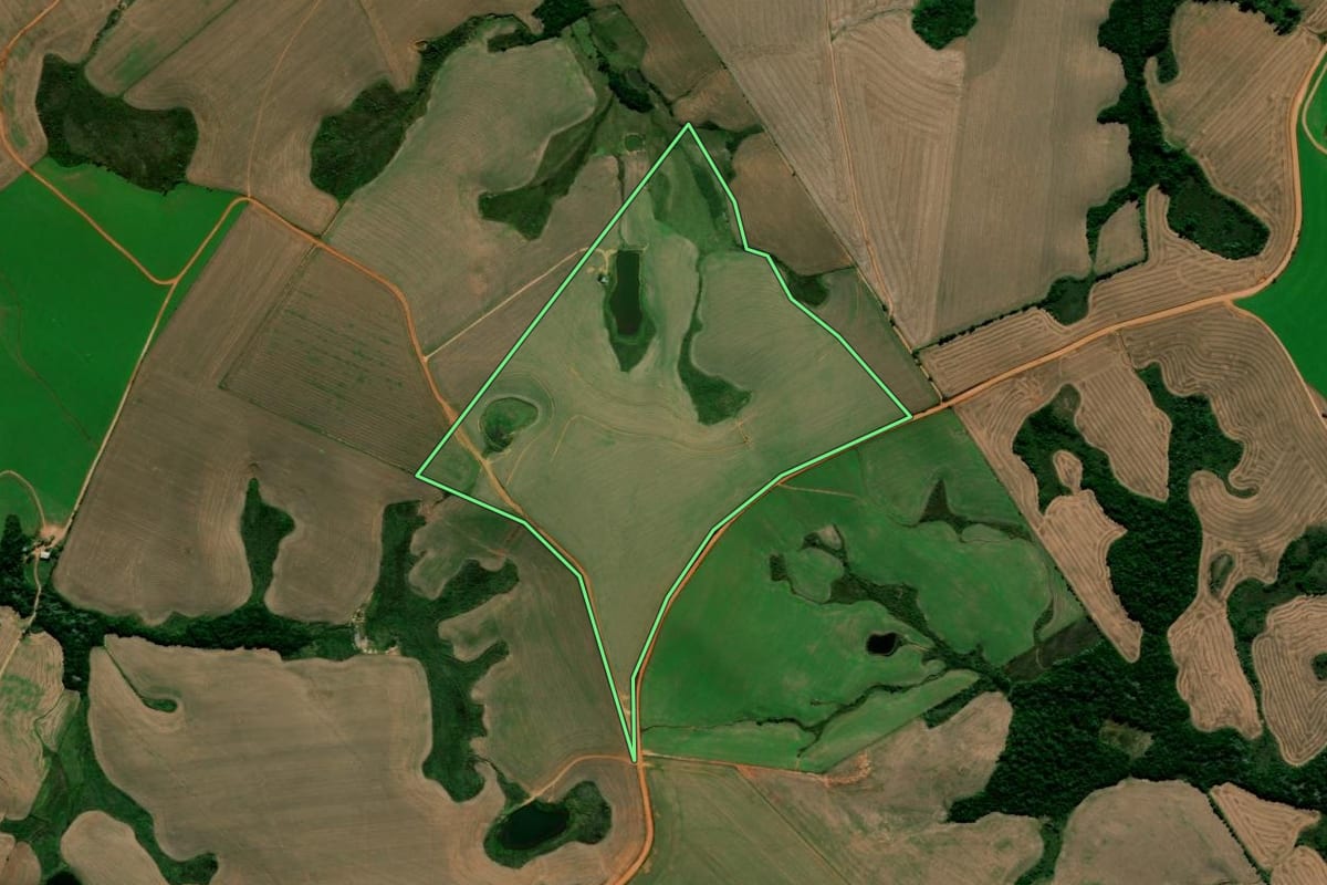 Imagem de satélite do imóvel rural em Júlio de Castilhos (RS), com o contorno declarado no CAR desenhado por cima.