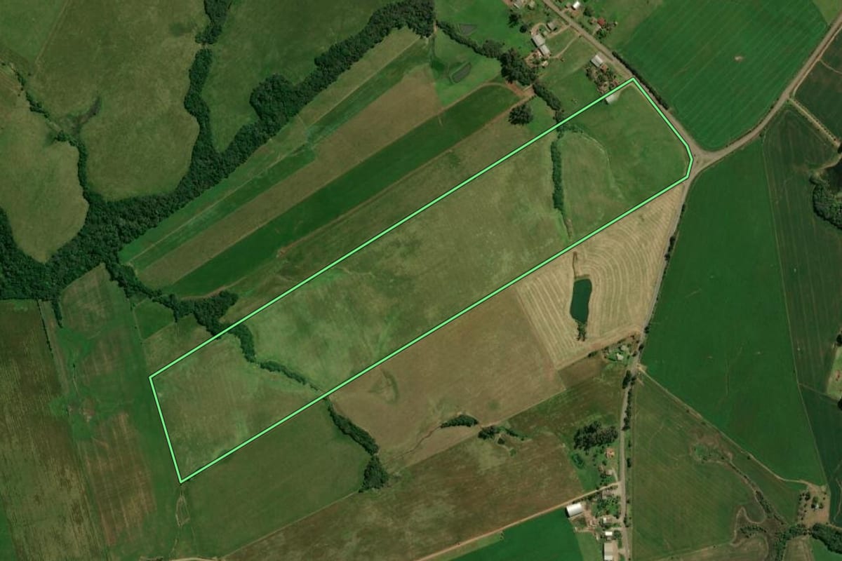 Imagem de satélite do imóvel rural em Júlio de Castilhos (RS), com o contorno declarado no CAR desenhado por cima.