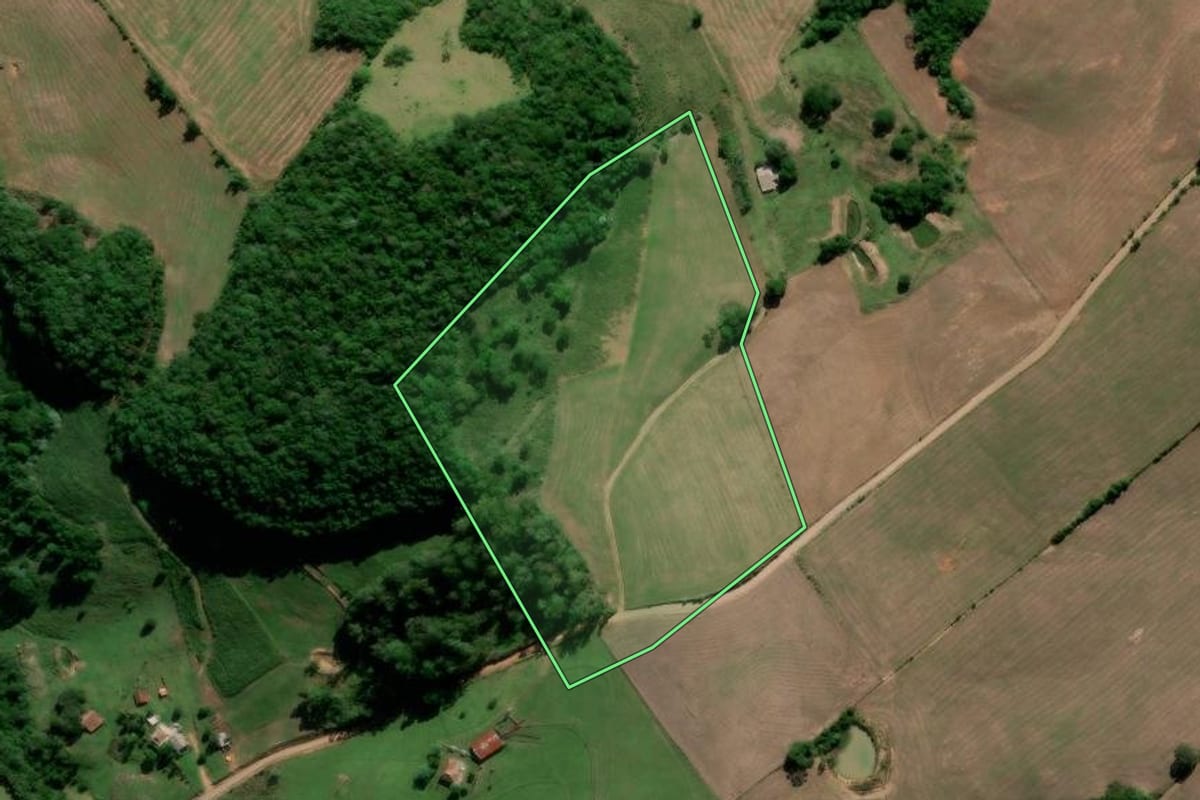 Imagem de satélite do imóvel rural em Júlio de Castilhos (RS), com o contorno declarado no CAR desenhado por cima.