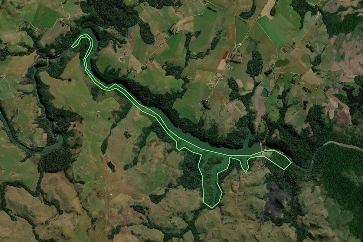 Imagem de satélite do imóvel rural em Júlio de Castilhos (RS), com o contorno declarado no CAR desenhado por cima.
