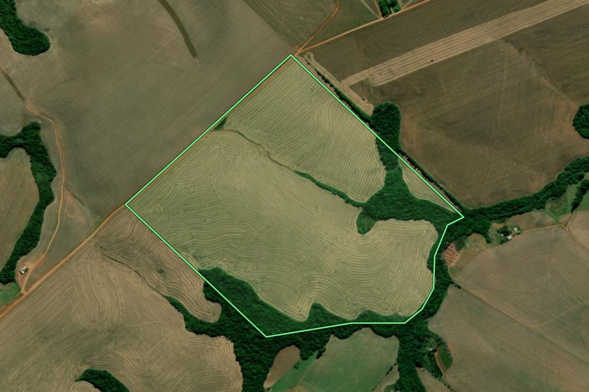 Imagem de satélite do imóvel rural em Júlio de Castilhos (RS), com o contorno declarado no CAR desenhado por cima.