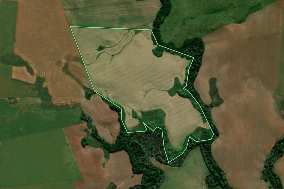 Imagem de satélite do imóvel rural em Júlio de Castilhos (RS), com o contorno declarado no CAR desenhado por cima.