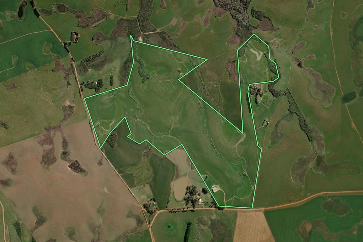 Imagem de satélite do imóvel rural em Júlio de Castilhos (RS), com o contorno declarado no CAR desenhado por cima.