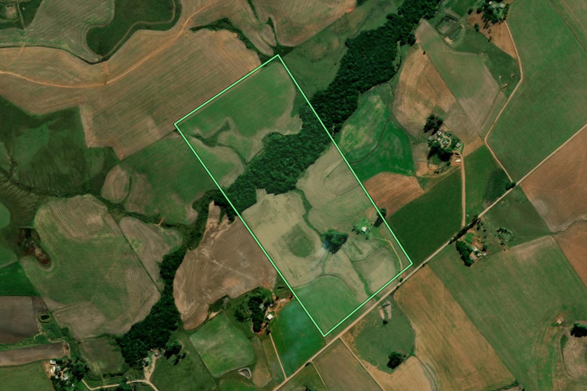 Imagem de satélite do imóvel rural em Júlio de Castilhos (RS), com o contorno declarado no CAR desenhado por cima.