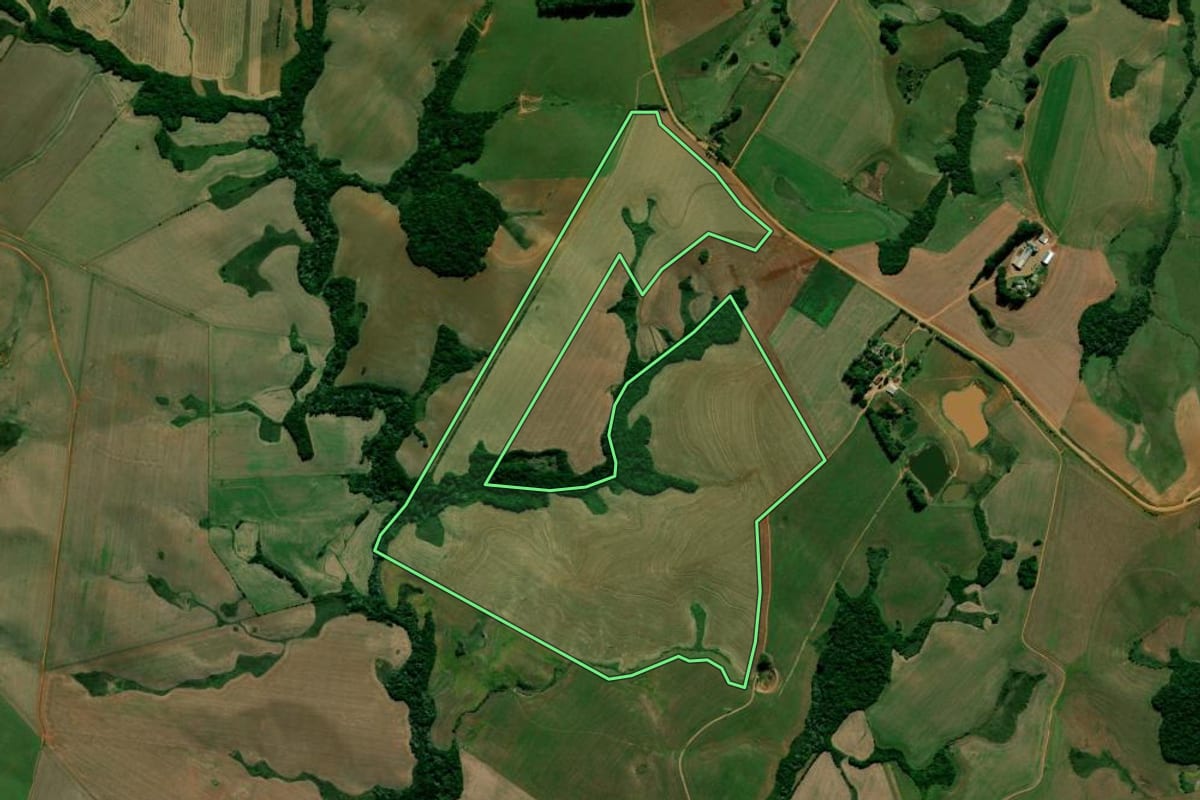 Imagem de satélite do imóvel rural em Júlio de Castilhos (RS), com o contorno declarado no CAR desenhado por cima.