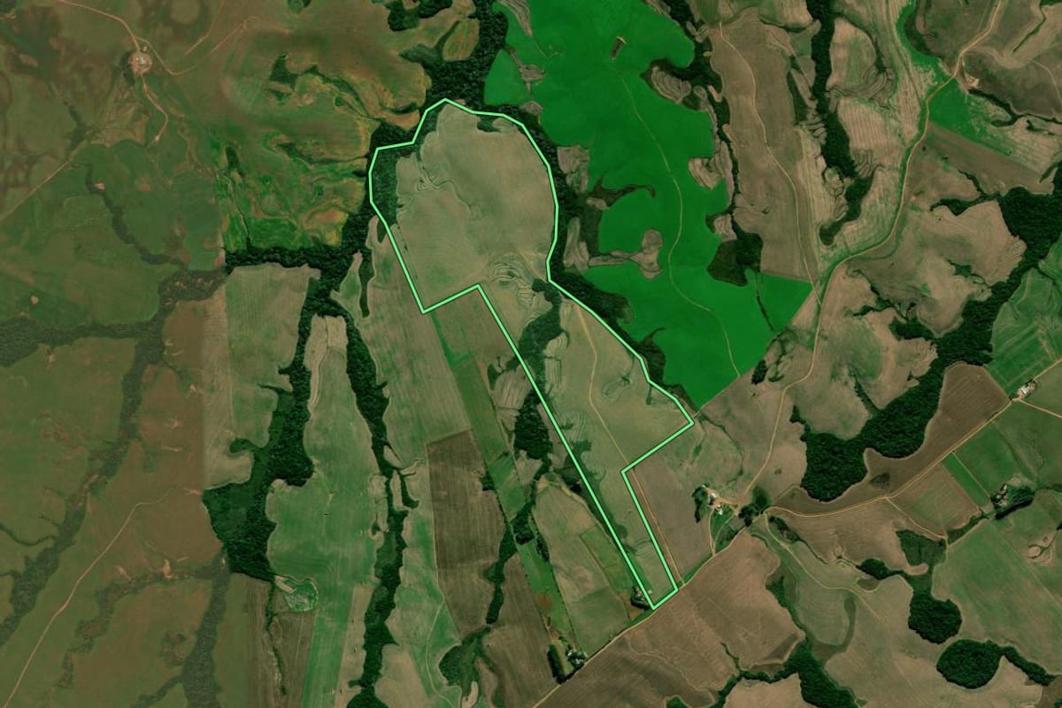 Imagem de satélite do imóvel rural em Júlio de Castilhos (RS), com o contorno declarado no CAR desenhado por cima.