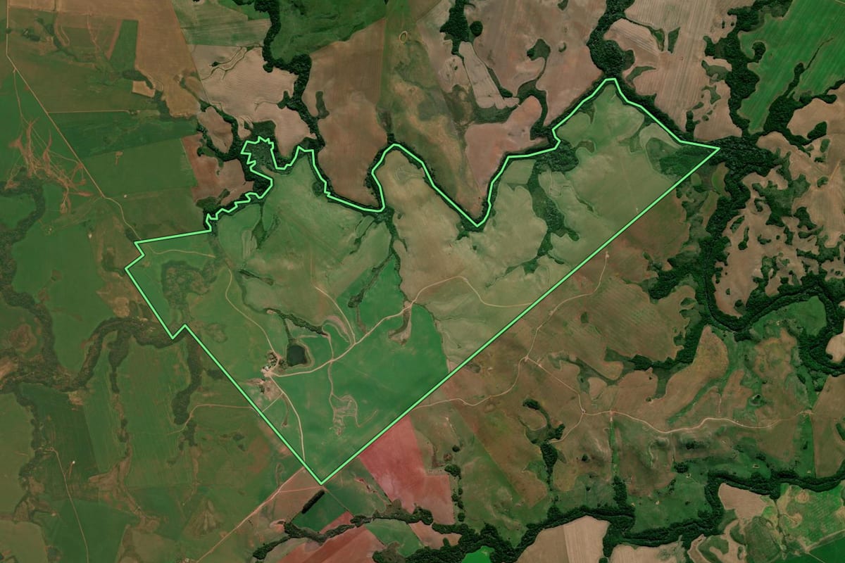 Imagem de satélite do imóvel rural em Júlio de Castilhos (RS), com o contorno declarado no CAR desenhado por cima.