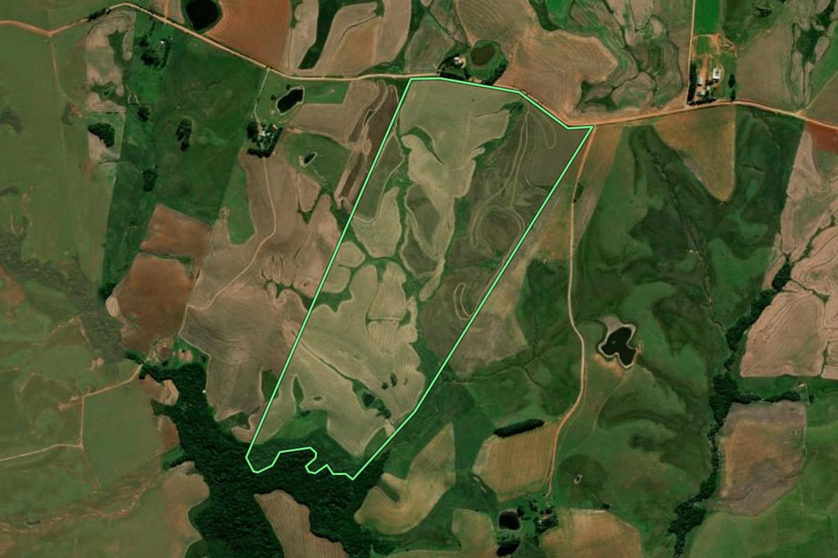 Imagem de satélite do imóvel rural em Júlio de Castilhos (RS), com o contorno declarado no CAR desenhado por cima.