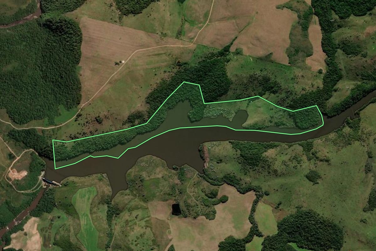 Imagem de satélite do imóvel rural em Júlio de Castilhos (RS), com o contorno declarado no CAR desenhado por cima.