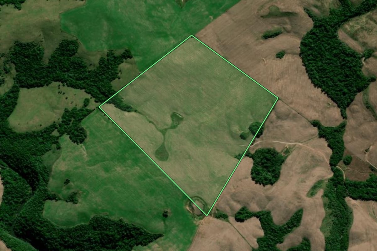 Imagem de satélite do imóvel rural em Júlio de Castilhos (RS), com o contorno declarado no CAR desenhado por cima.