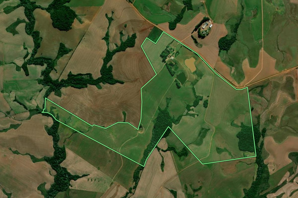 Imagem de satélite do imóvel rural em Júlio de Castilhos (RS), com o contorno declarado no CAR desenhado por cima.
