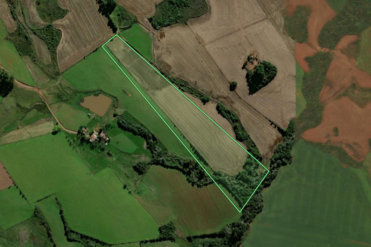 Imagem de satélite do imóvel rural em Júlio de Castilhos (RS), com o contorno declarado no CAR desenhado por cima.