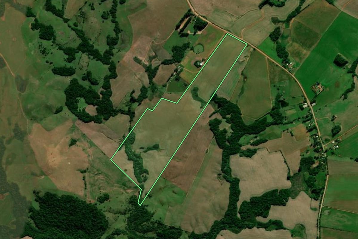 Imagem de satélite do imóvel rural em Júlio de Castilhos (RS), com o contorno declarado no CAR desenhado por cima.