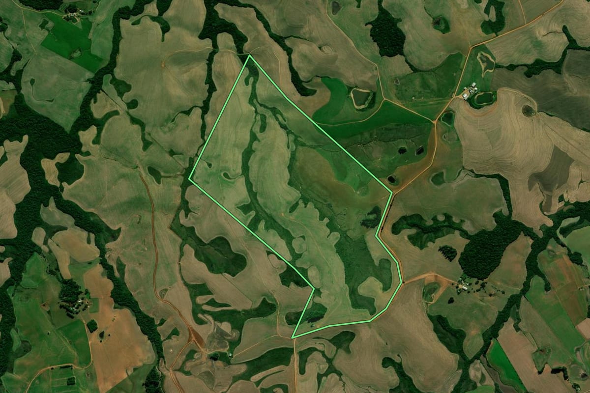 Imagem de satélite do imóvel rural em Júlio de Castilhos (RS), com o contorno declarado no CAR desenhado por cima.