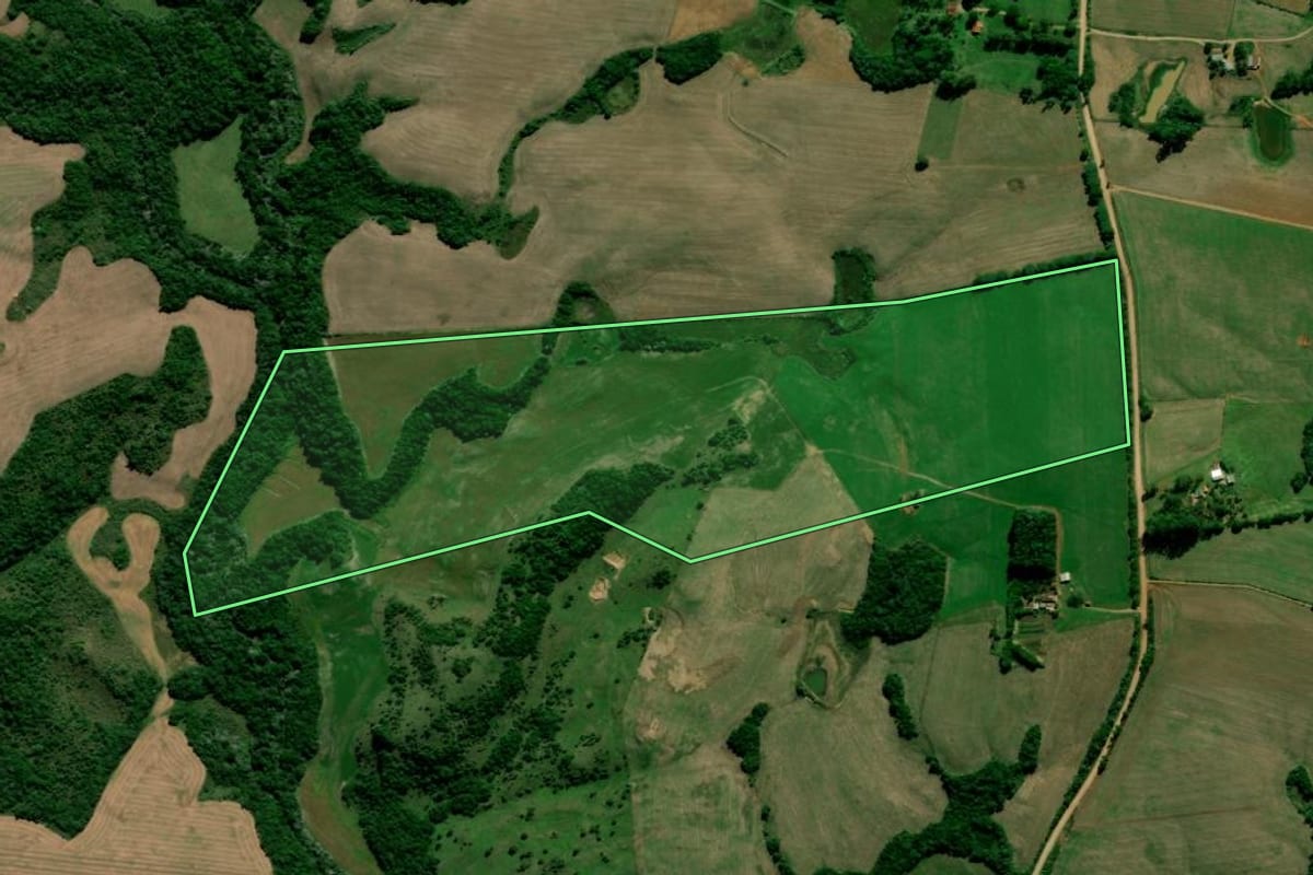 Imagem de satélite do imóvel rural em Júlio de Castilhos (RS), com o contorno declarado no CAR desenhado por cima.