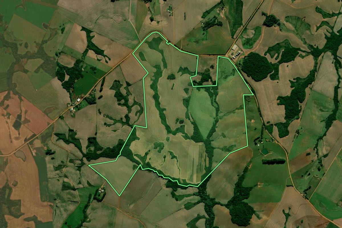 Imagem de satélite do imóvel rural em Júlio de Castilhos (RS), com o contorno declarado no CAR desenhado por cima.