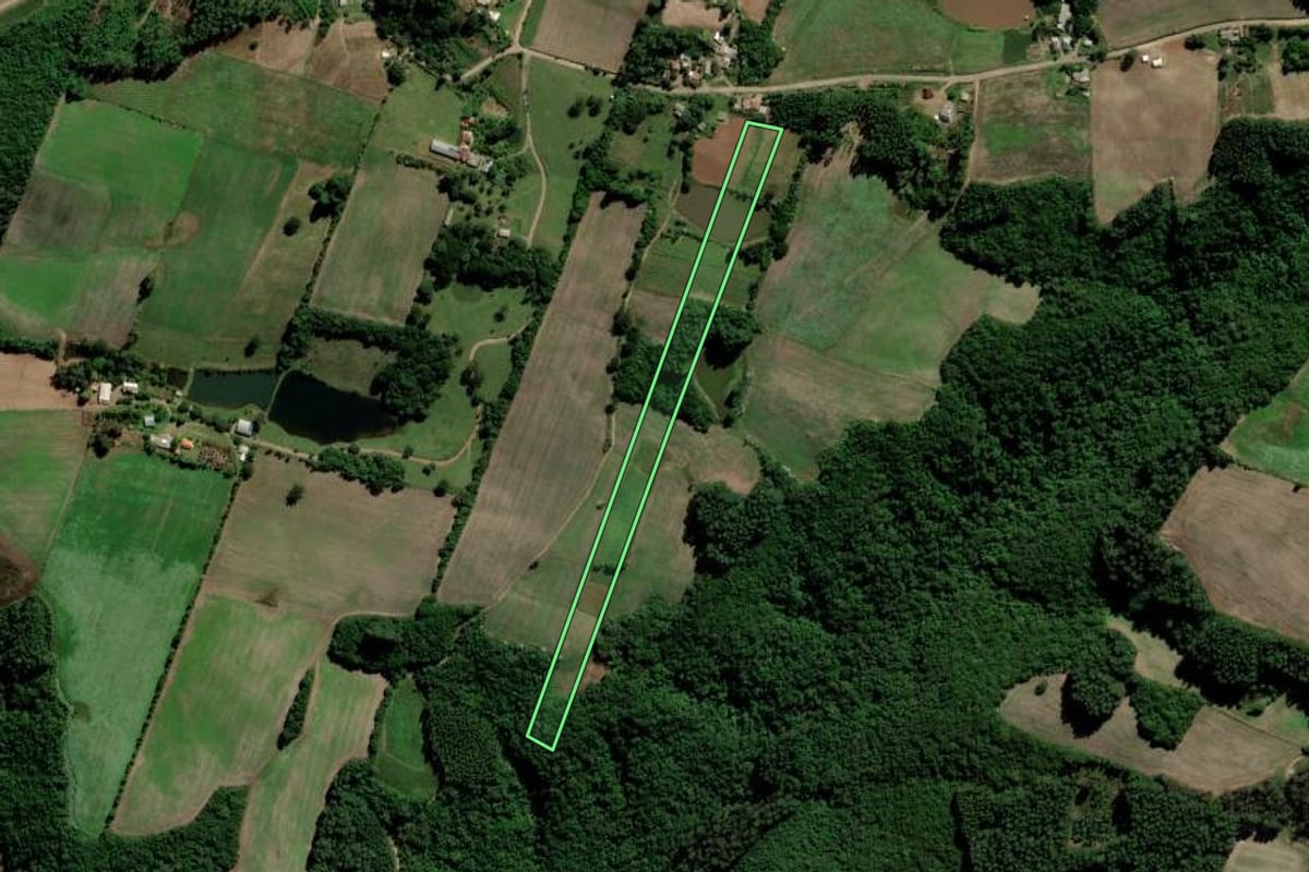 Imagem de satélite do imóvel rural em Lagoa Bonita do Sul (RS), com o contorno declarado no CAR desenhado por cima.