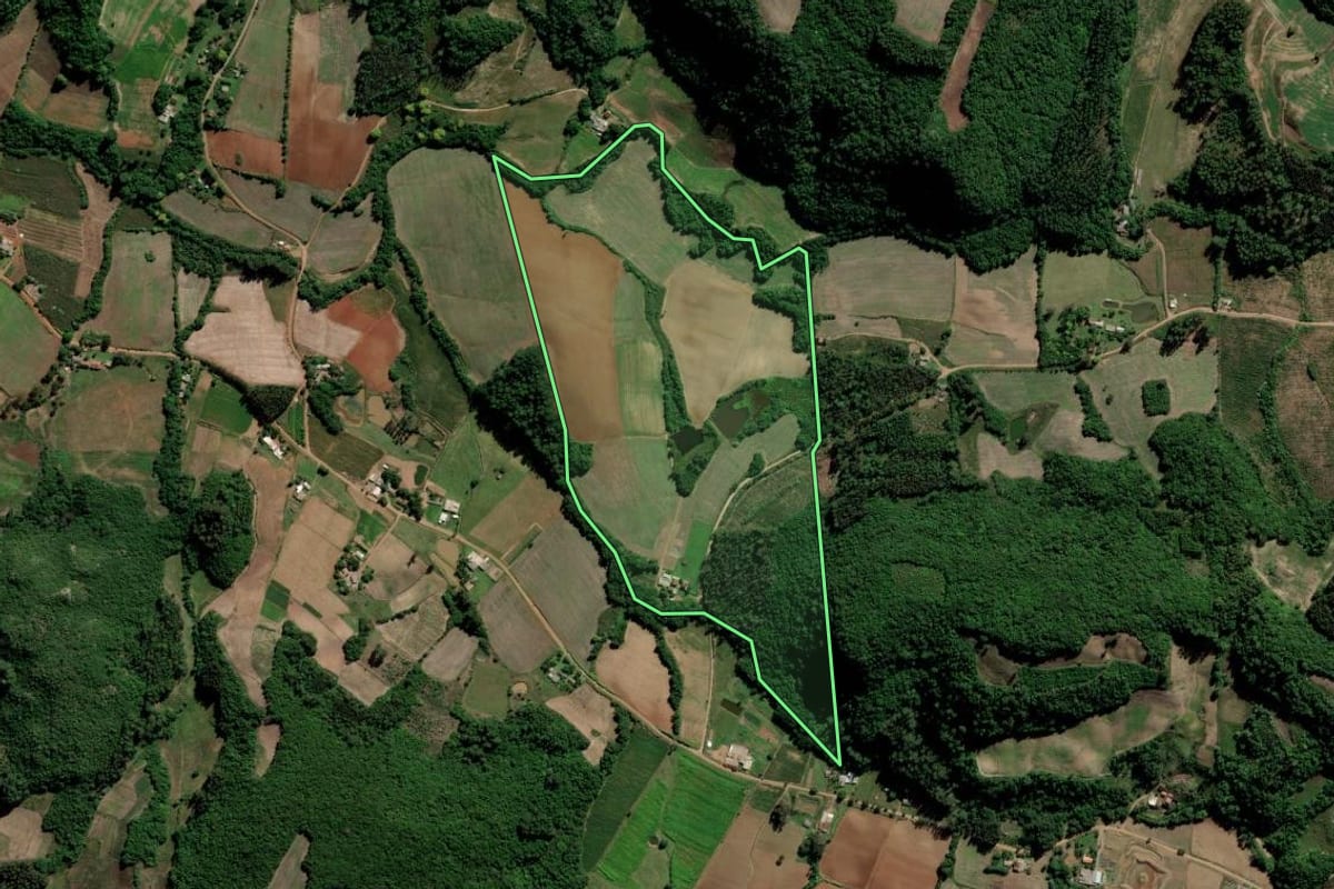 Imagem de satélite do imóvel rural em Lagoa Bonita do Sul (RS), com o contorno declarado no CAR desenhado por cima.