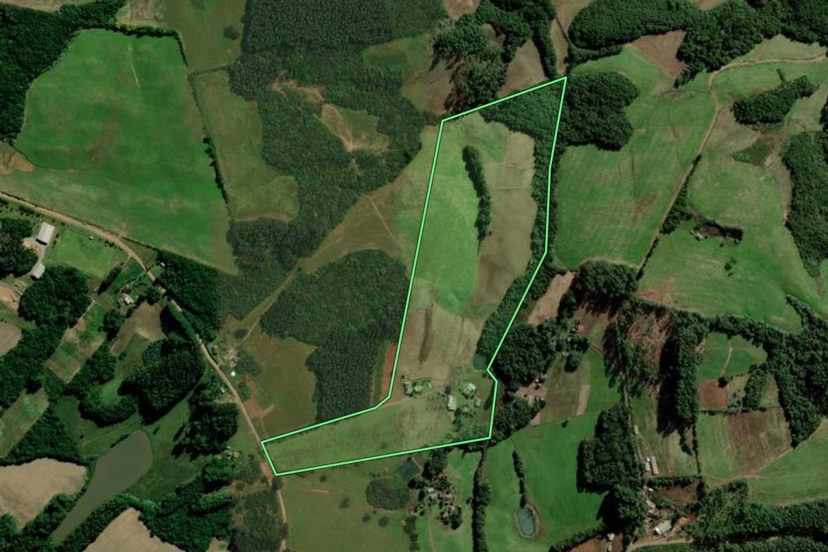 Imagem de satélite do imóvel rural em Lagoa Bonita do Sul (RS), com o contorno declarado no CAR desenhado por cima.