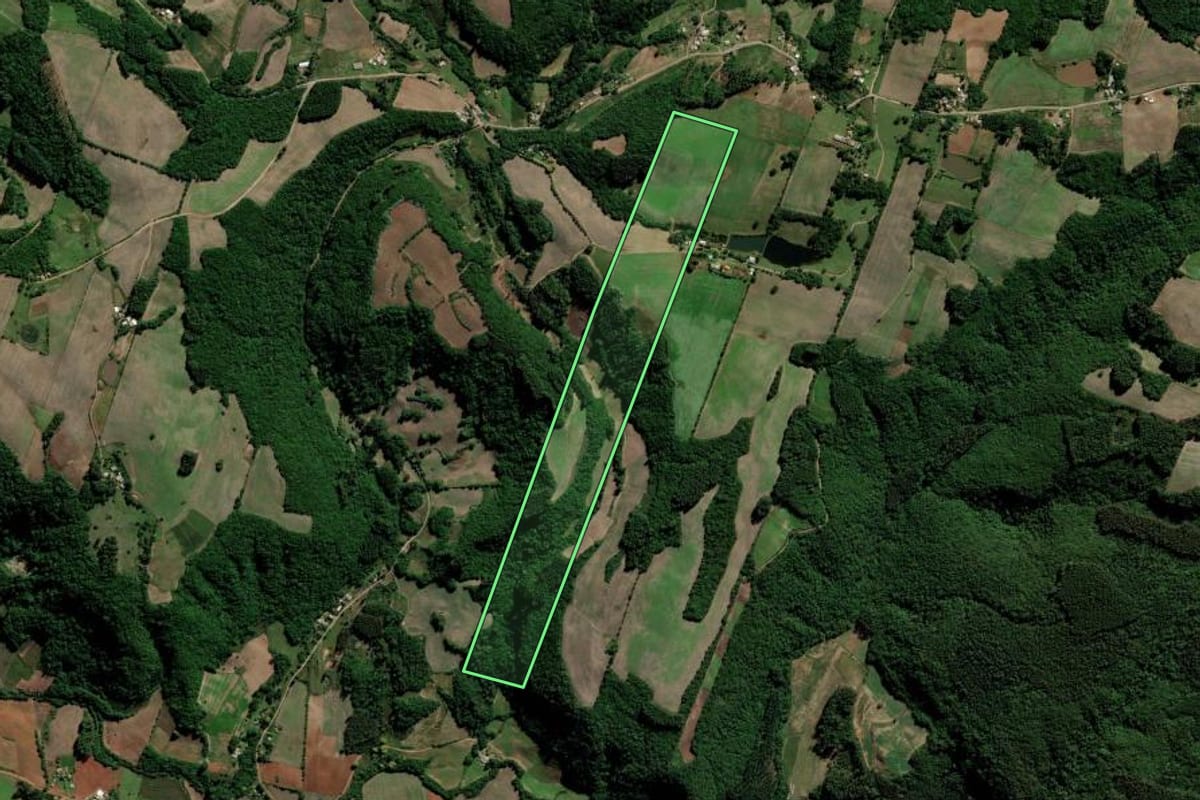 Imagem de satélite do imóvel rural em Lagoa Bonita do Sul (RS), com o contorno declarado no CAR desenhado por cima.