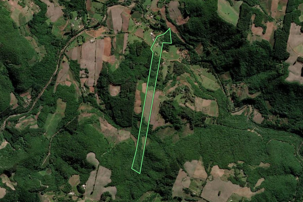 Imagem de satélite do imóvel rural em Lagoa Bonita do Sul (RS), com o contorno declarado no CAR desenhado por cima.