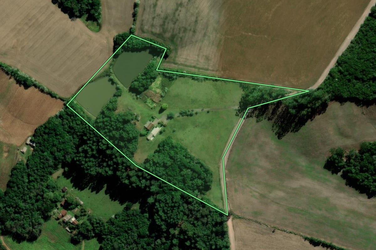 Imagem de satélite do imóvel rural em Lagoa Bonita do Sul (RS), com o contorno declarado no CAR desenhado por cima.